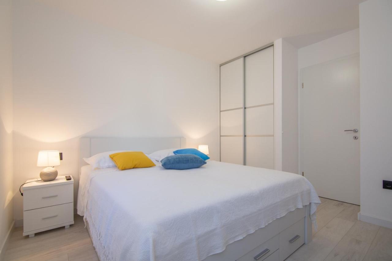Apartments Nona Draga コミジャ エクステリア 写真
