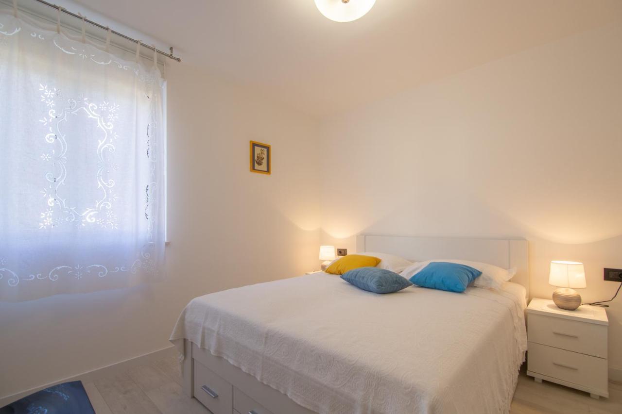 Apartments Nona Draga コミジャ エクステリア 写真